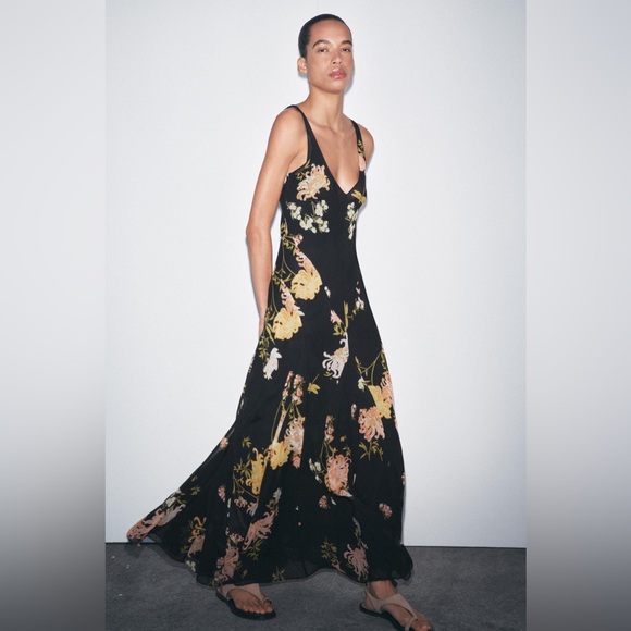 black bandeau folded detail extreme split maxi dress Lyvoria Black Bandeau Maxi Dress With Mesh-Detail And Scarf – Club L London